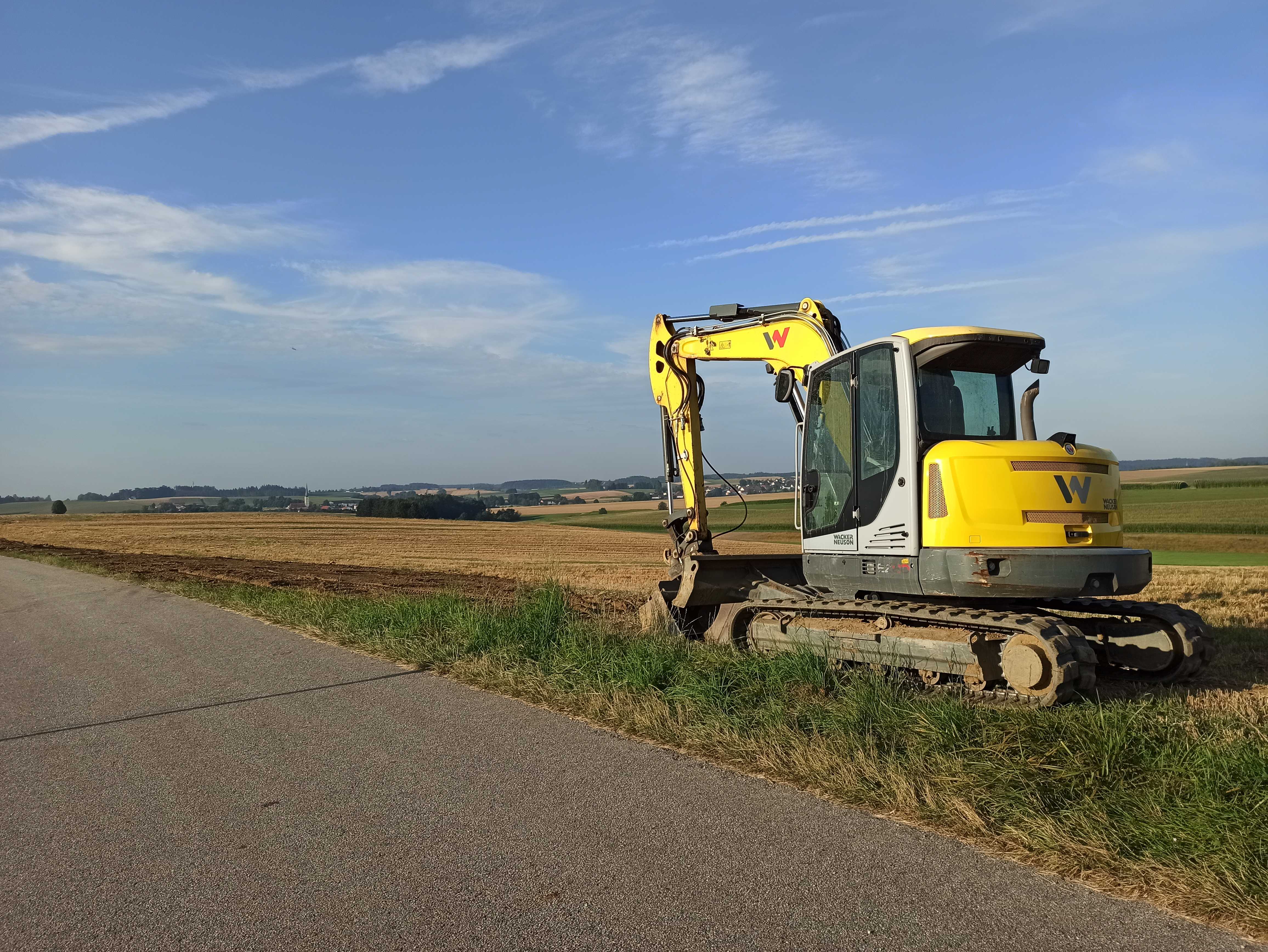 Bannerbild, das einen Bagger auf einem Feld zeigt